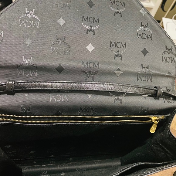 Pre-loved MCM Envelope Sling Pouch - Picture 6 of 10